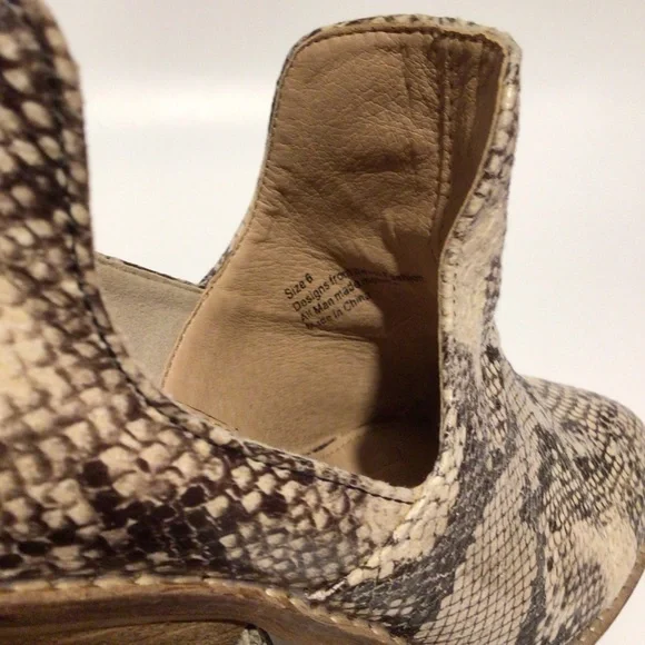 Beast Fashion Booties Ankle Boots with Side Cut Out and Stacked Heel Size 6 - Picture 8 of 8